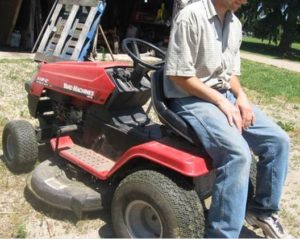 Lawn mower with seat that swivels 180 degrees